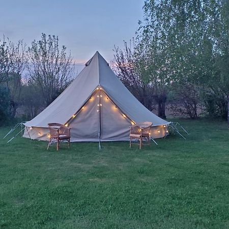 Hotel Tiszaglamping, The Belgian Hideaway Tiszacsege Zewnętrze zdjęcie