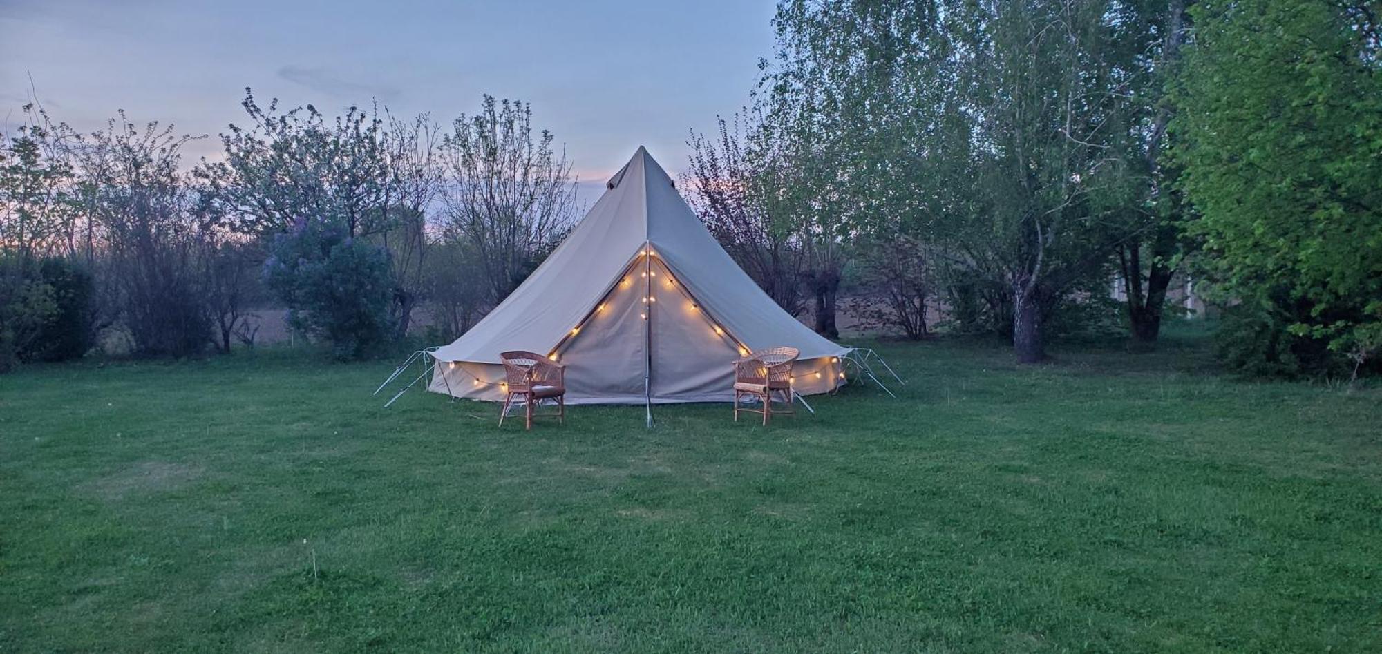 Hotel Tiszaglamping, The Belgian Hideaway Tiszacsege Zewnętrze zdjęcie