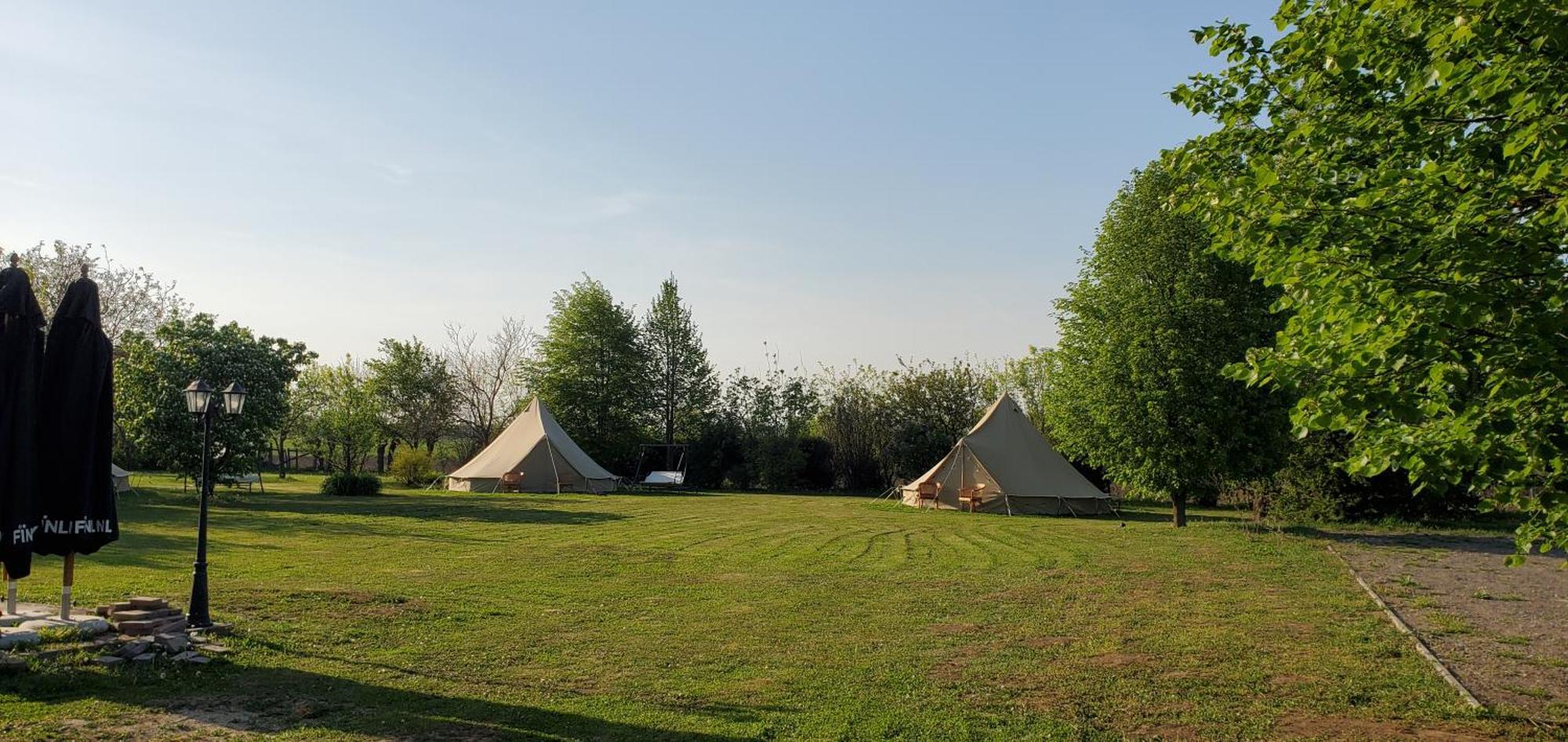 Hotel Tiszaglamping, The Belgian Hideaway Tiszacsege Zewnętrze zdjęcie